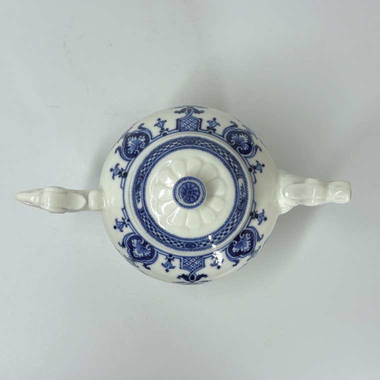 Saint-Cloud soft-paste porcelain teapot – Circa 1710–1720