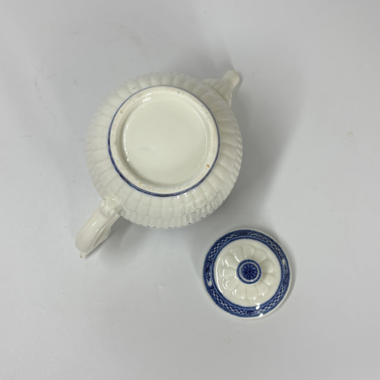 Saint-Cloud soft-paste porcelain teapot – Circa 1710–1720
