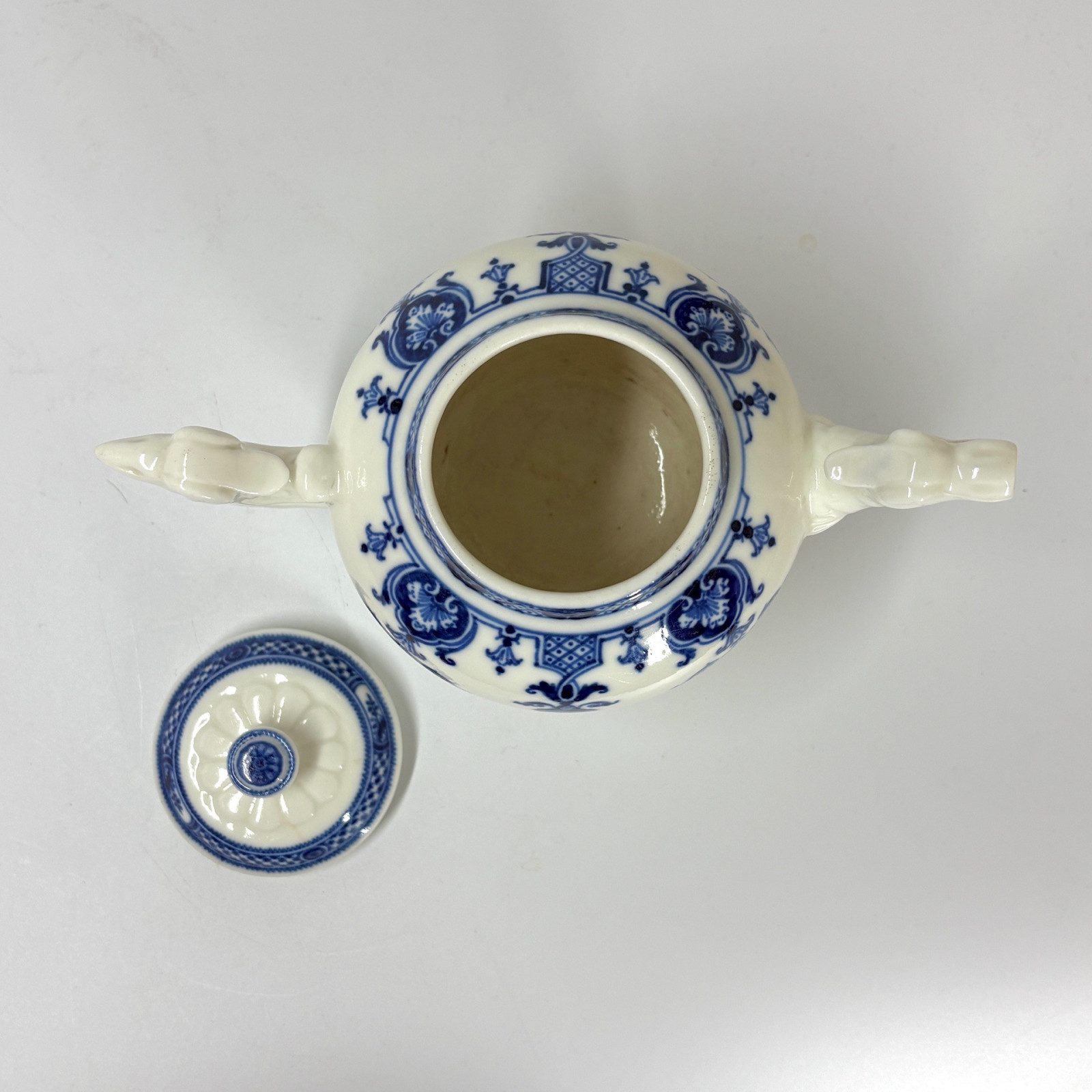 Saint-Cloud soft-paste porcelain teapot – Circa 1710–1720