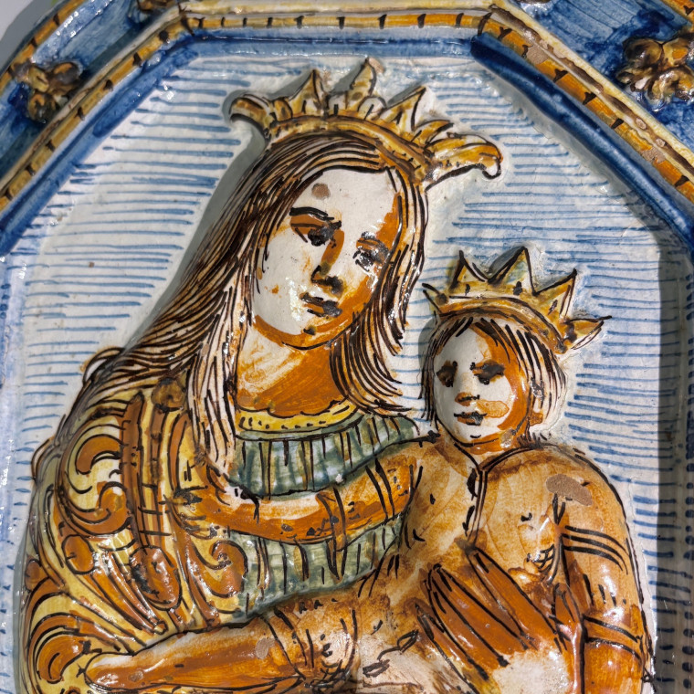 Plaque en majolique italienne figurant la vierge à l'enfant  - XVIIIe siècle