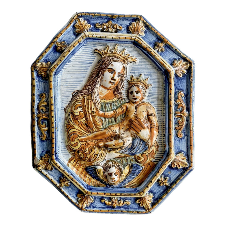 Plaque en majolique italienne figurant la vierge à l'enfant  - XVIIIe siècle