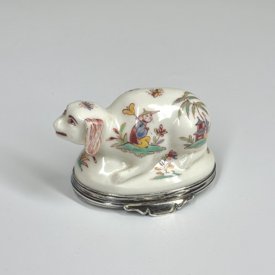 Saint-Cloud porcelain snuffbox – Eighteenth century