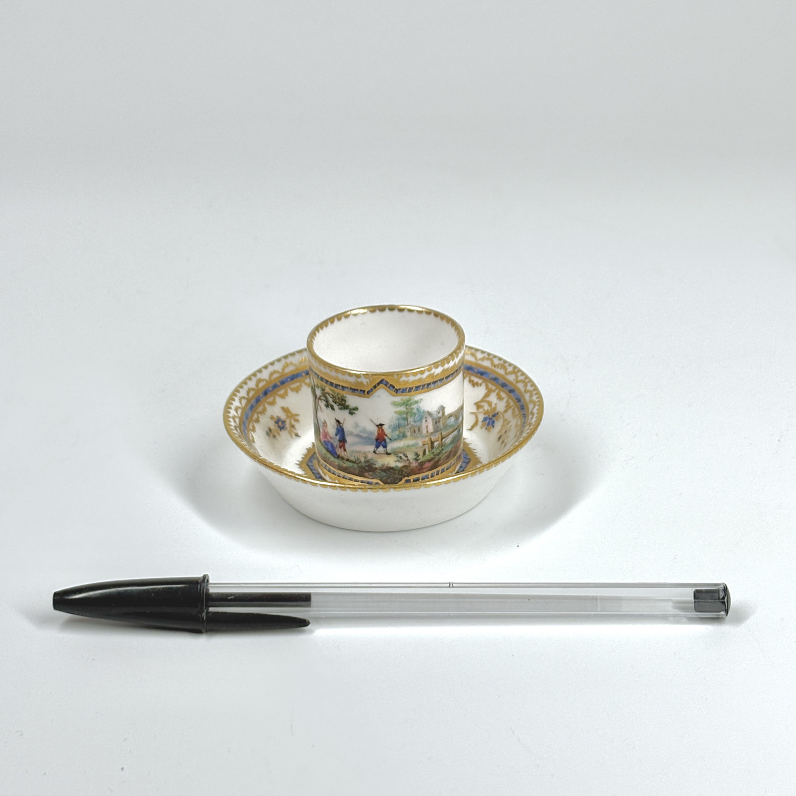 Petite tasse en porcelaine de Sèvres - XVIIIe siècle