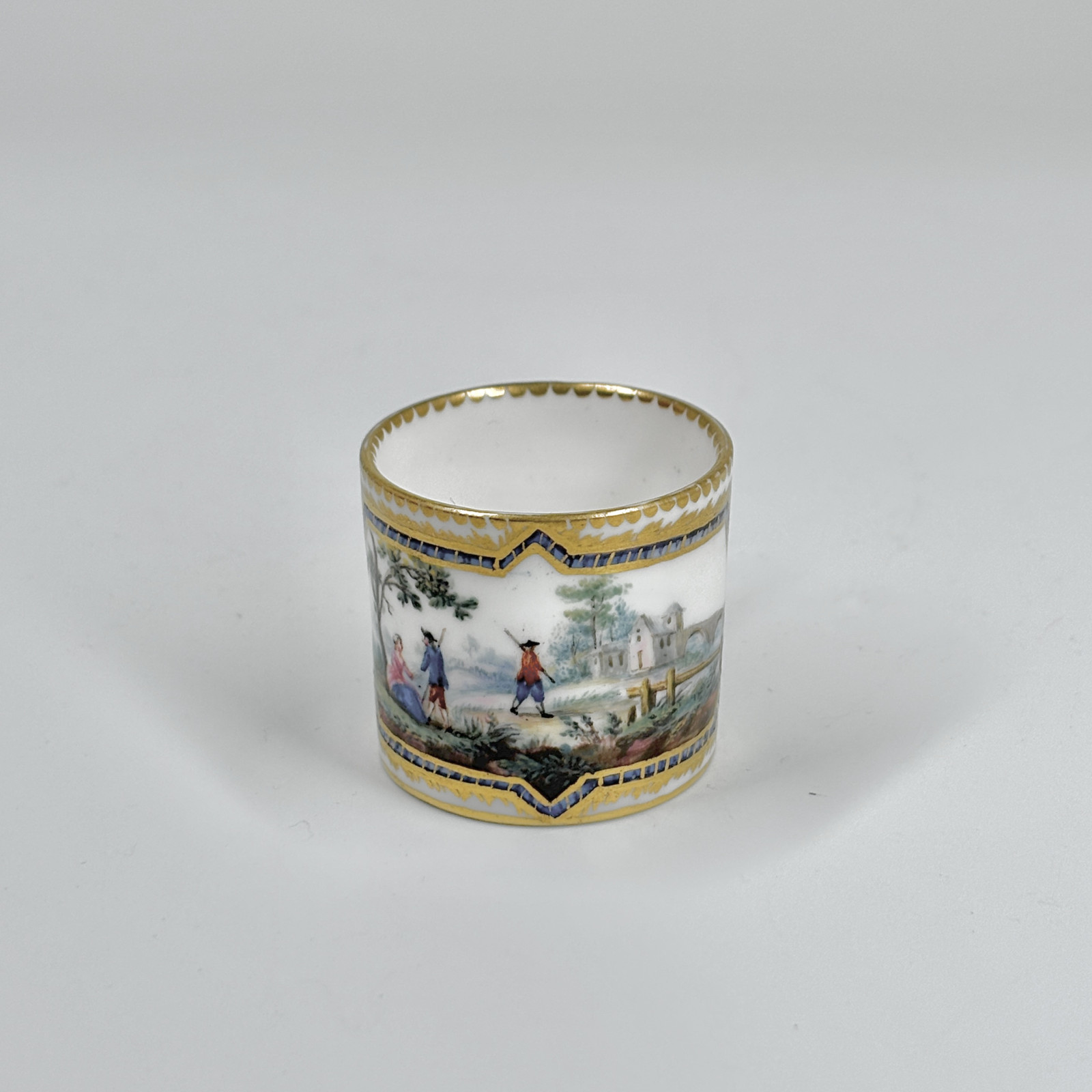 Petite tasse en porcelaine de Sèvres - XVIIIe siècle