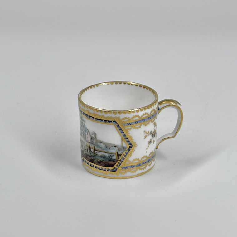 Petite tasse en porcelaine de Sèvres - XVIIIe siècle