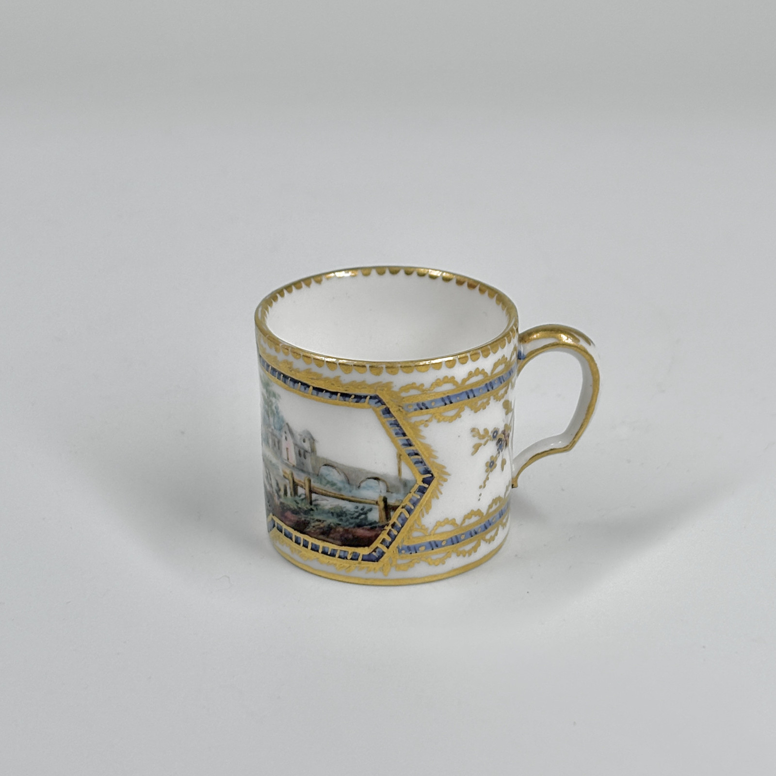 Petite tasse en porcelaine de Sèvres - XVIIIe siècle