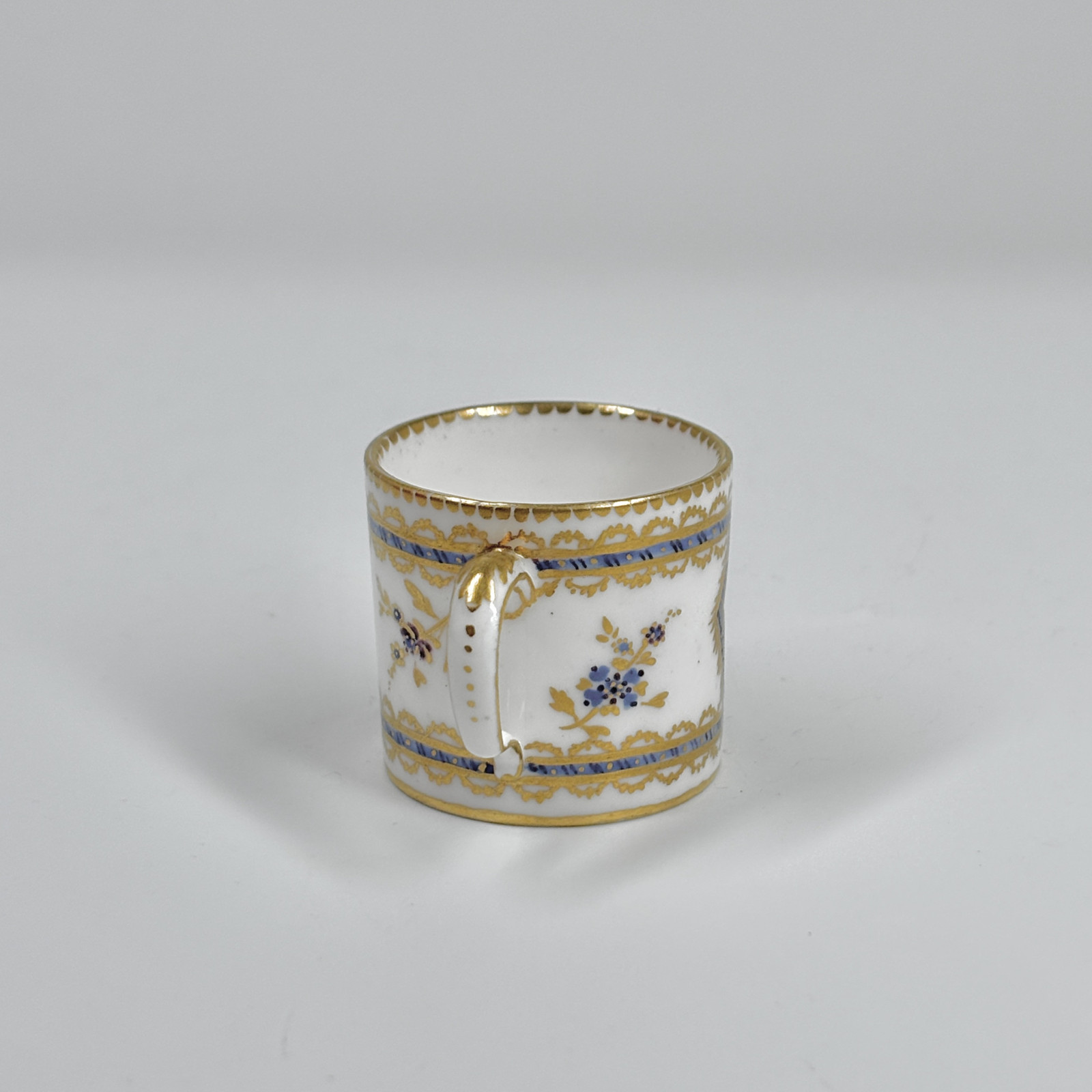 Petite tasse en porcelaine de Sèvres - XVIIIe siècle