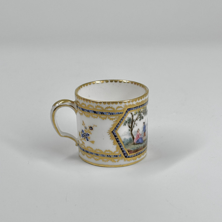 Petite tasse en porcelaine de Sèvres - XVIIIe siècle