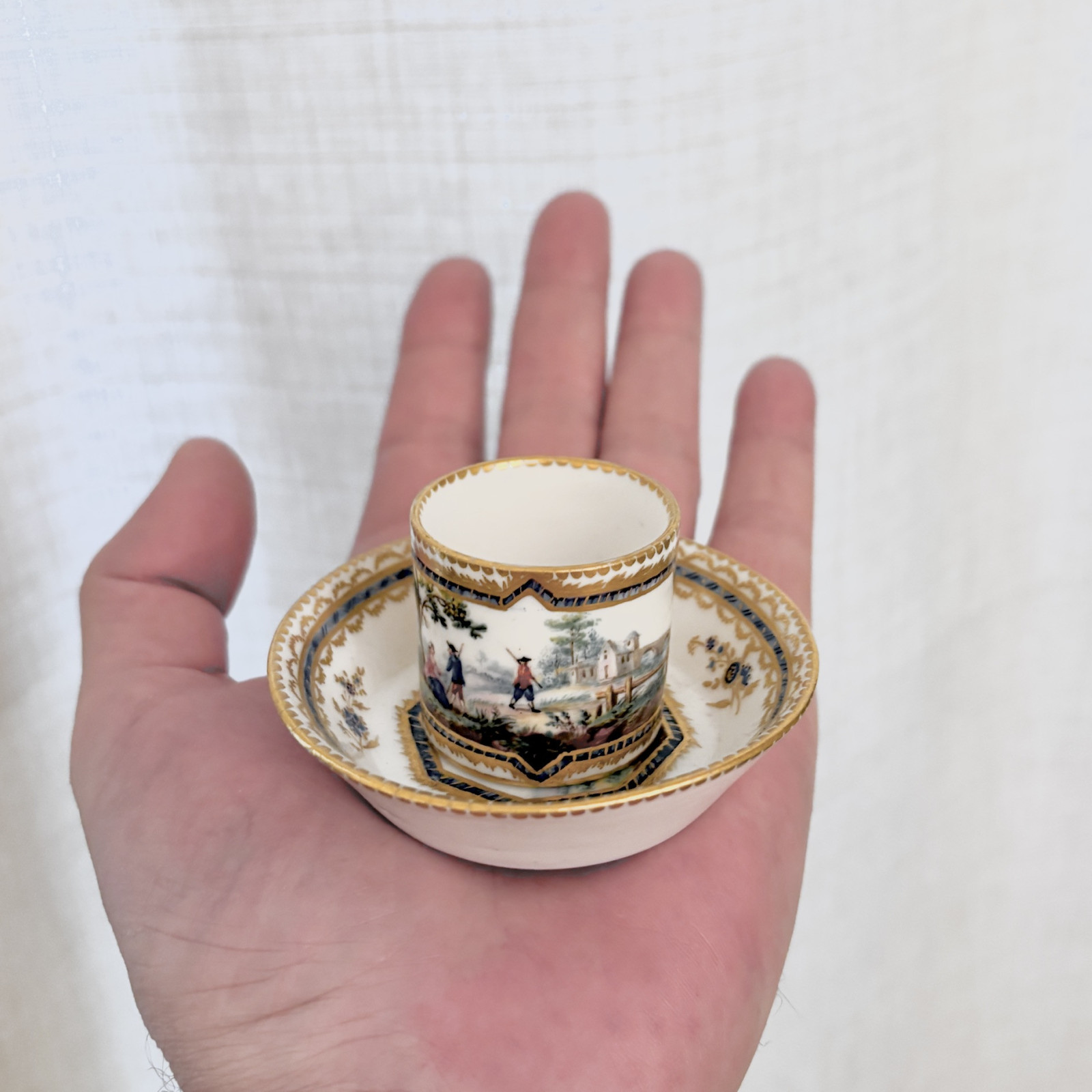 Petite tasse en porcelaine de Sèvres - XVIIIe siècle