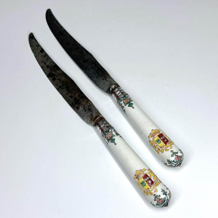 Paire de couteaux en porcelaine de Saint-Cloud armoriés – XVIIIe siècle