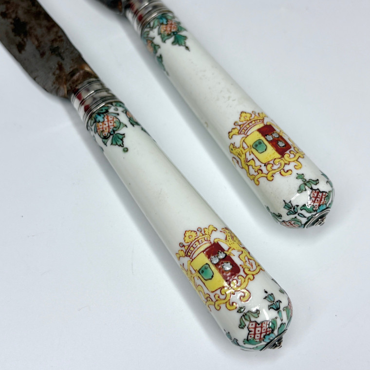 Paire de couteaux en porcelaine de Saint-Cloud armoriés – XVIIIe siècle