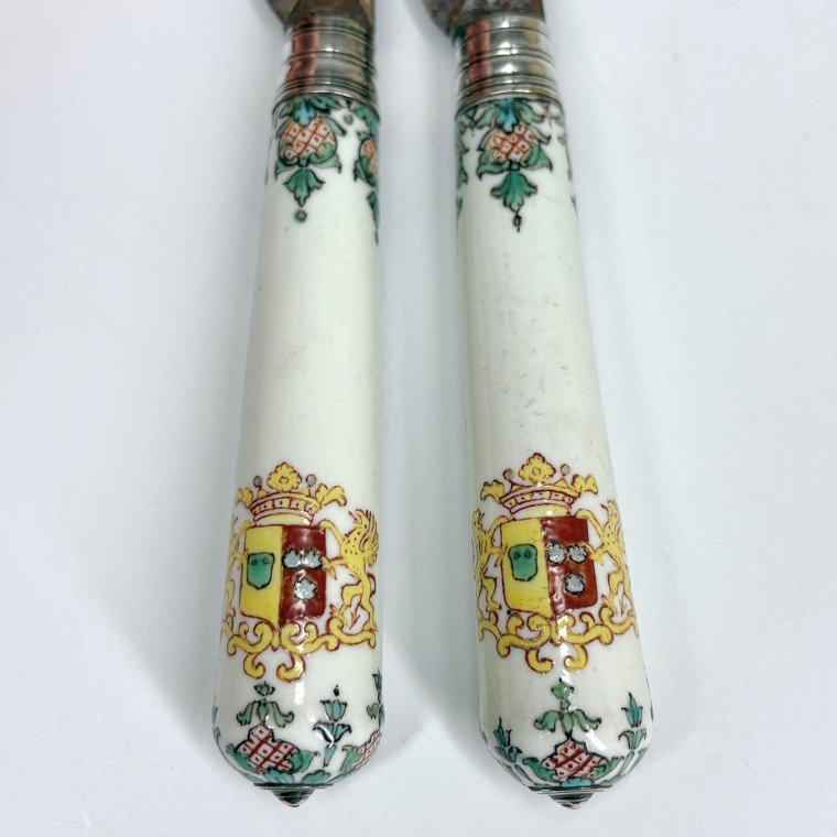 Paire de couteaux en porcelaine de Saint-Cloud armoriés – XVIIIe siècle