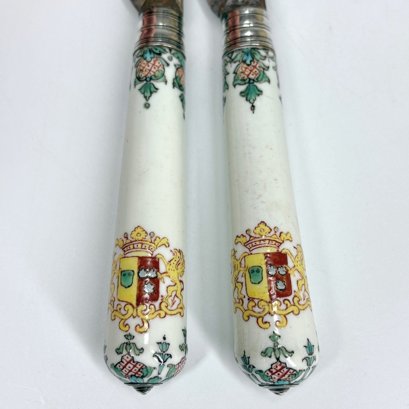 Paire de couteaux en porcelaine de Saint-Cloud armoriés – XVIIIe siècle