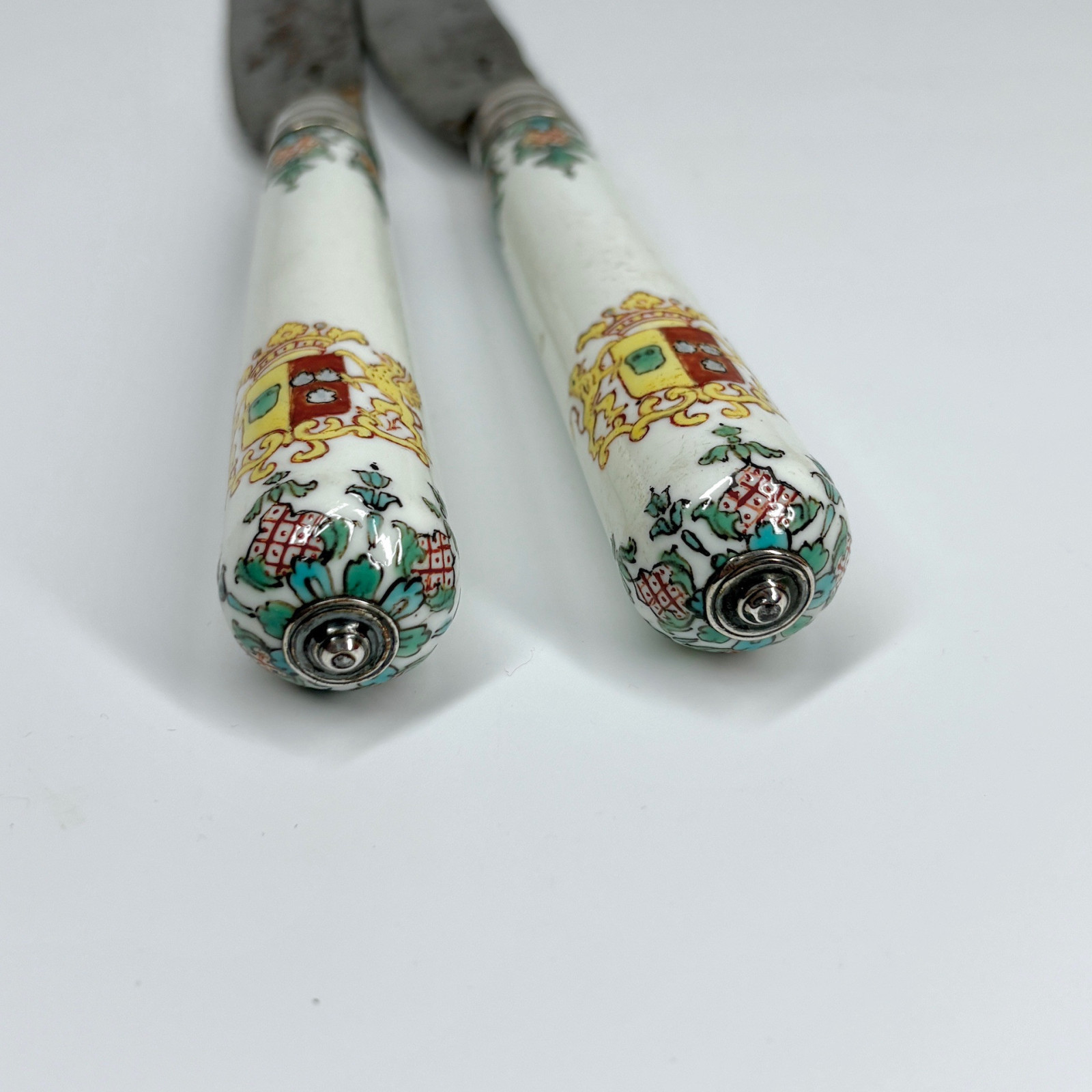 Paire de couteaux en porcelaine de Saint-Cloud armoriés – XVIIIe siècle