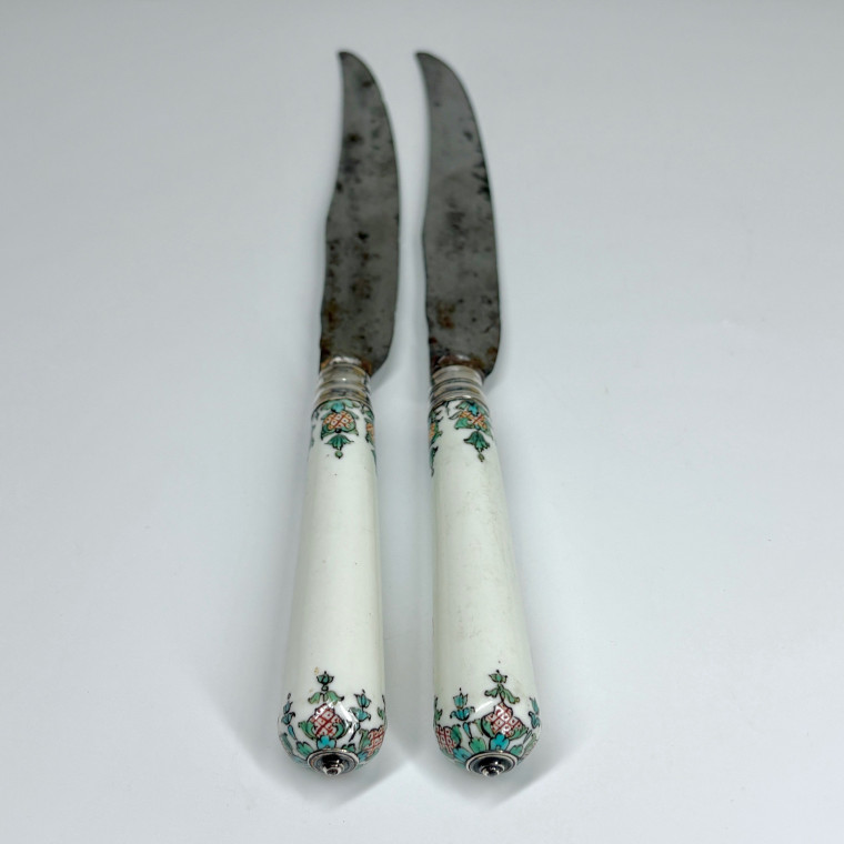 Paire de couteaux en porcelaine de Saint-Cloud armoriés – XVIIIe siècle
