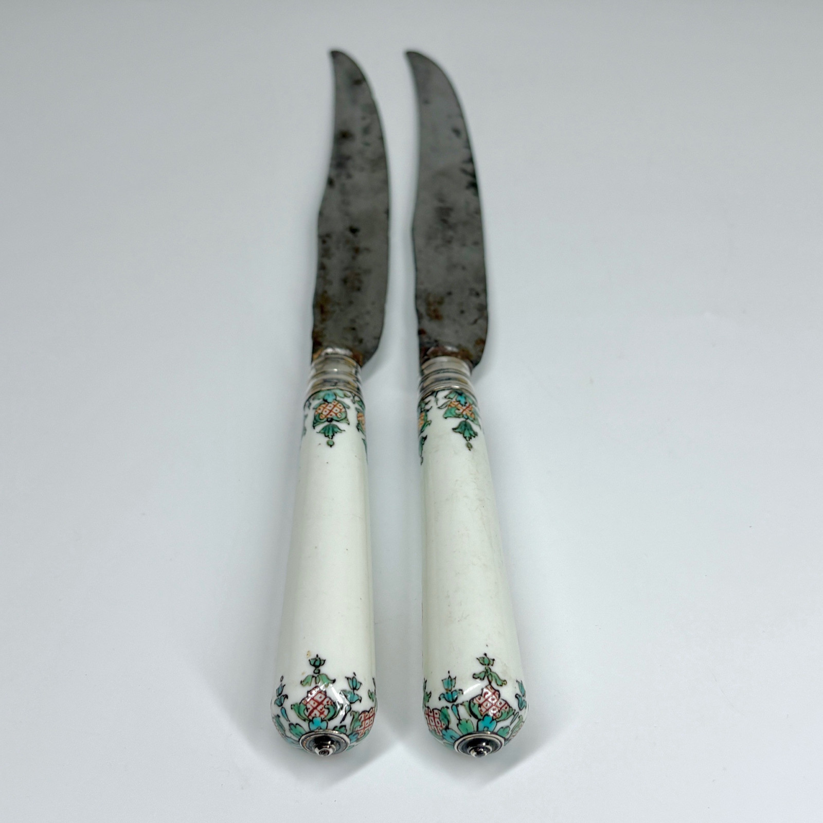 Paire de couteaux en porcelaine de Saint-Cloud armoriés – XVIIIe siècle