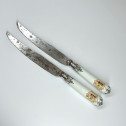 Paire de couteaux en porcelaine de Saint-Cloud armoriés – XVIIIe siècle