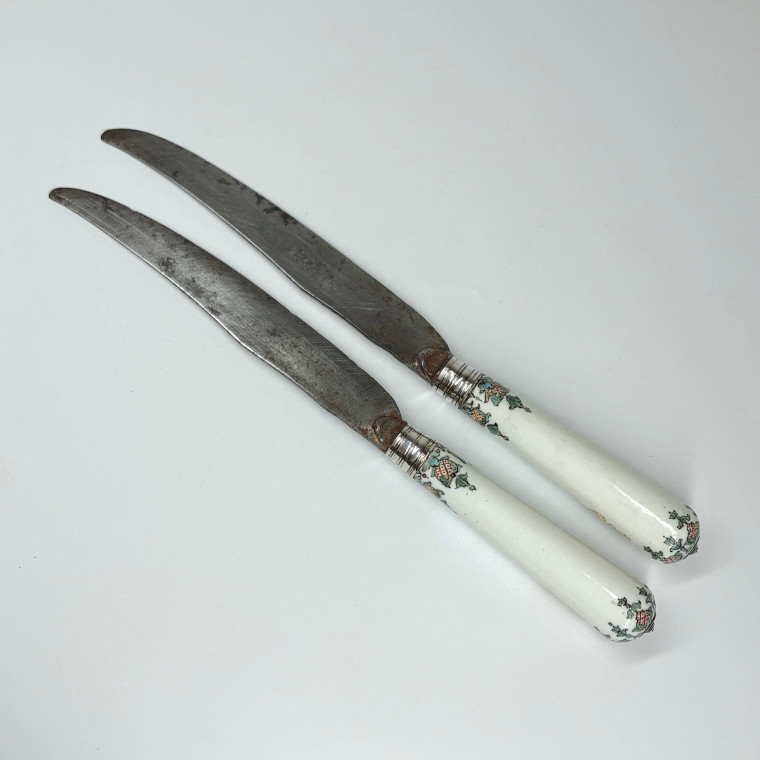 Paire de couteaux en porcelaine de Saint-Cloud armoriés – XVIIIe siècle