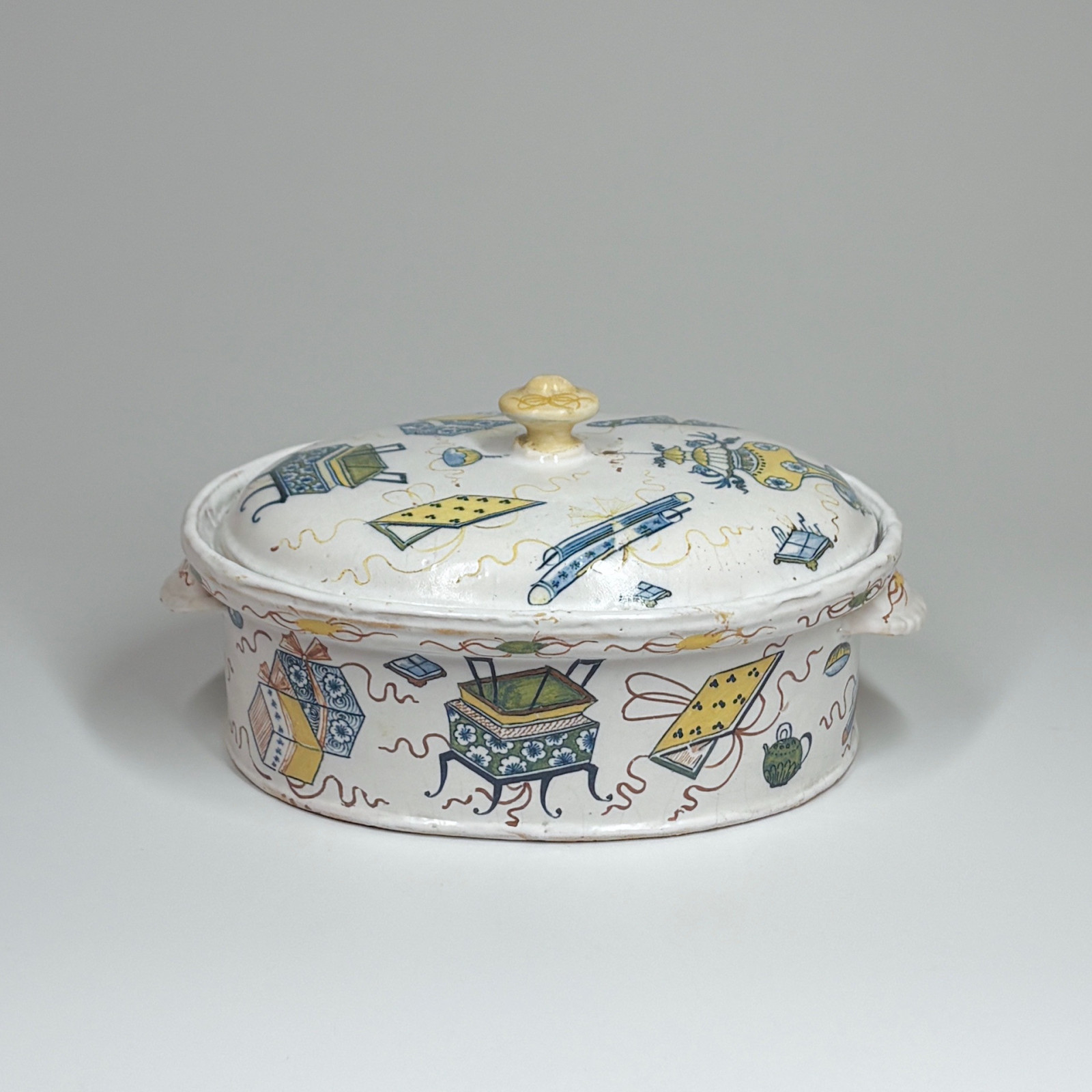 Terrine en faïence de Rouen à décor dit « à l’échantillon », XVIIIe siècle.