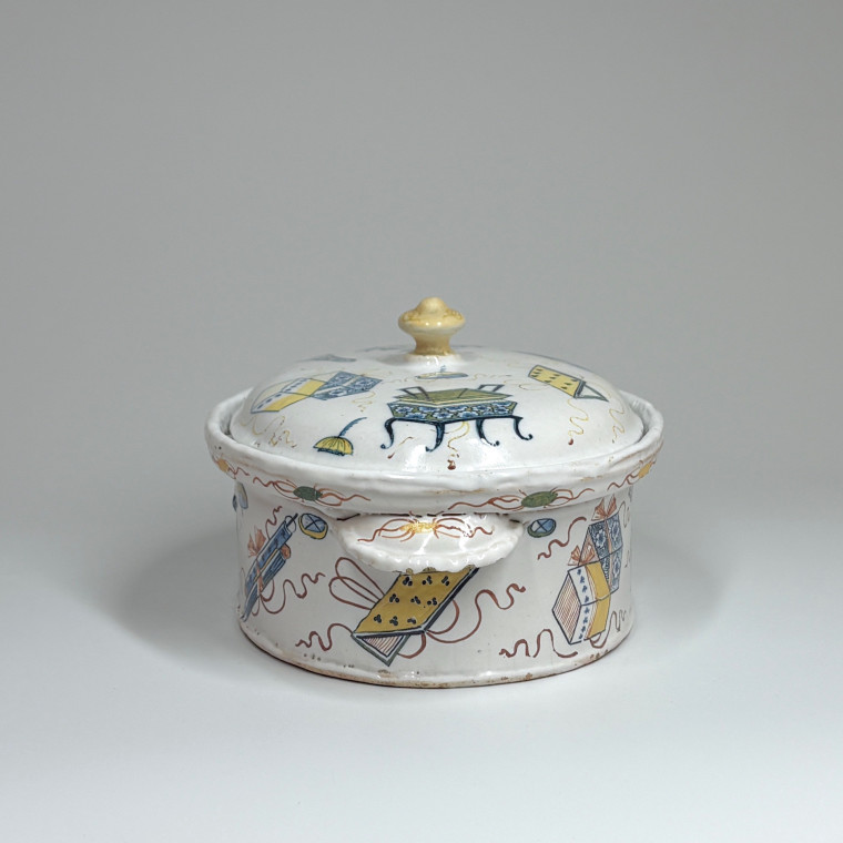 Terrine en faïence de Rouen à décor dit « à l’échantillon », XVIIIe siècle.