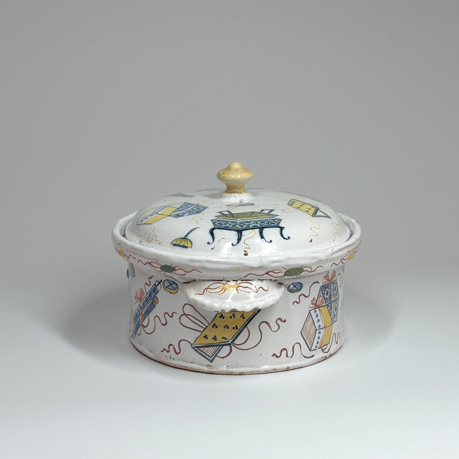 Terrine en faïence de Rouen à décor dit « à l’échantillon », XVIIIe siècle.