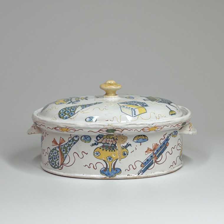 Terrine en faïence de Rouen à décor dit « à l’échantillon », XVIIIe siècle.