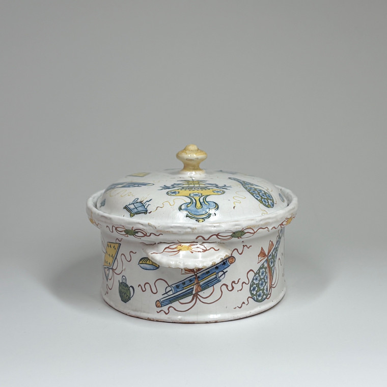Terrine en faïence de Rouen à décor dit « à l’échantillon », XVIIIe siècle.
