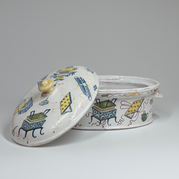 Terrine en faïence de Rouen à décor dit « à l’échantillon », XVIIIe siècle.