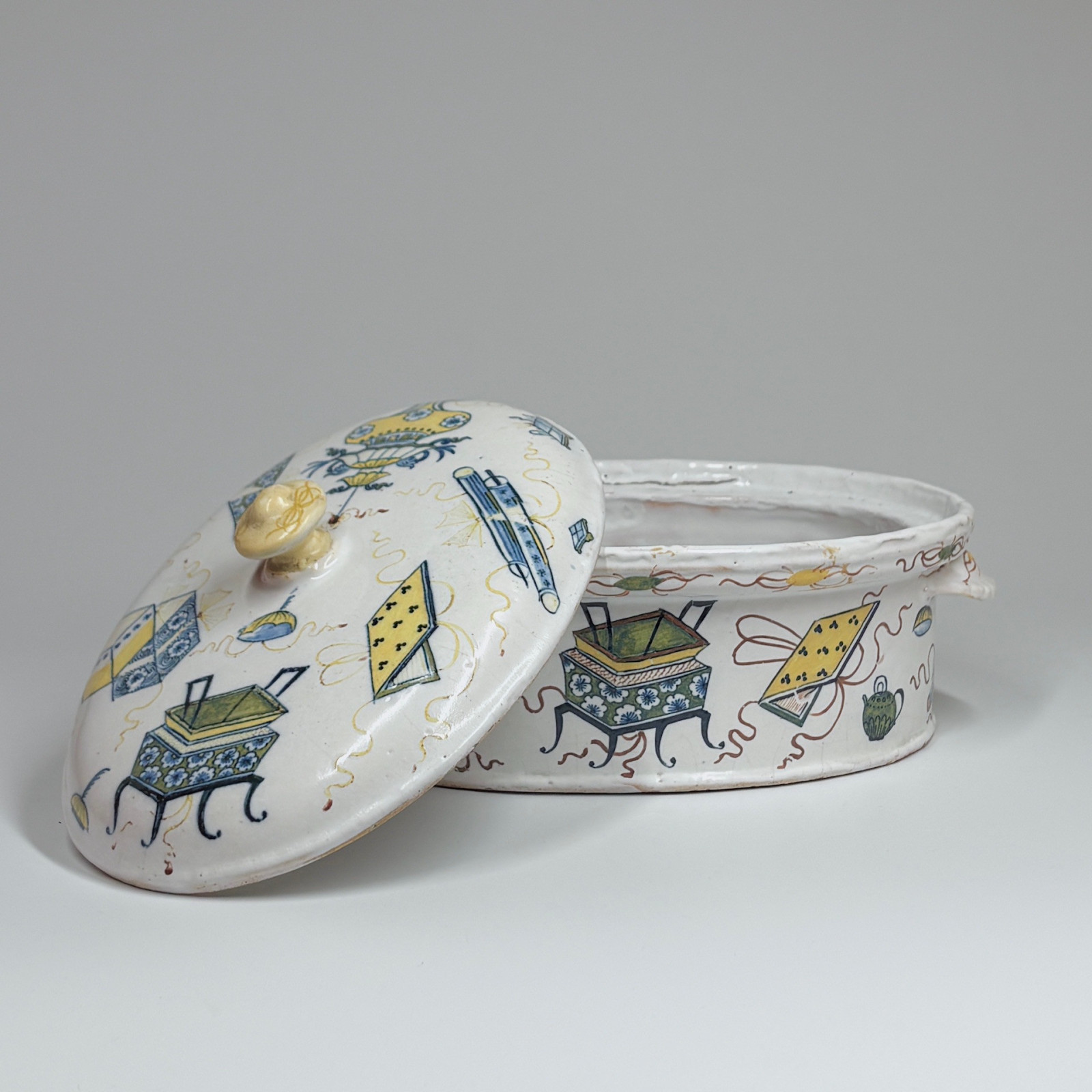 Terrine en faïence de Rouen à décor dit « à l’échantillon », XVIIIe siècle.