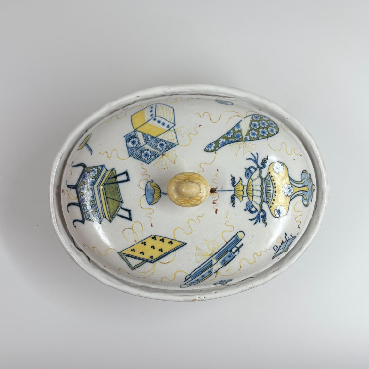 Terrine en faïence de Rouen à décor dit « à l’échantillon », XVIIIe siècle.
