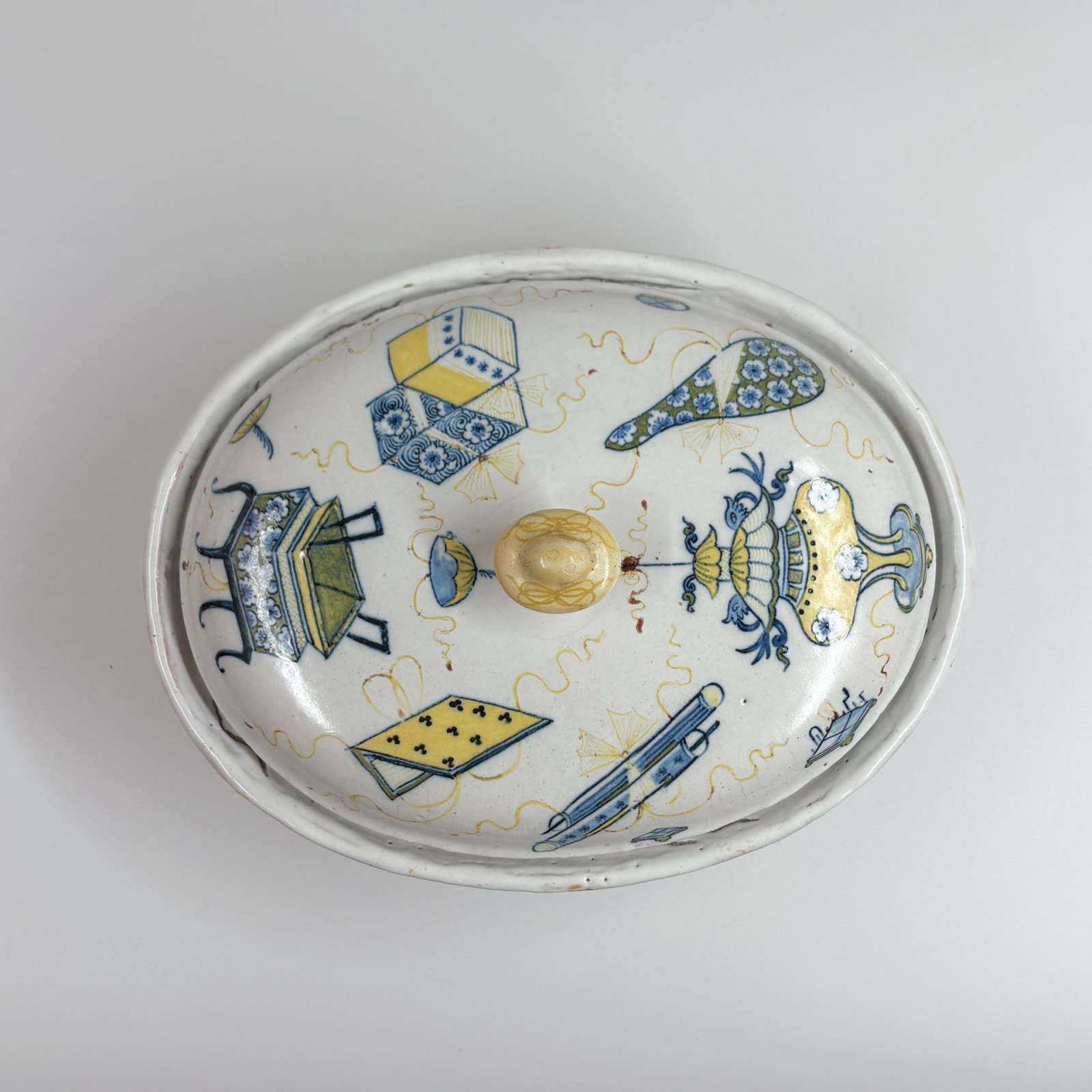 Terrine en faïence de Rouen à décor dit « à l’échantillon », XVIIIe siècle.