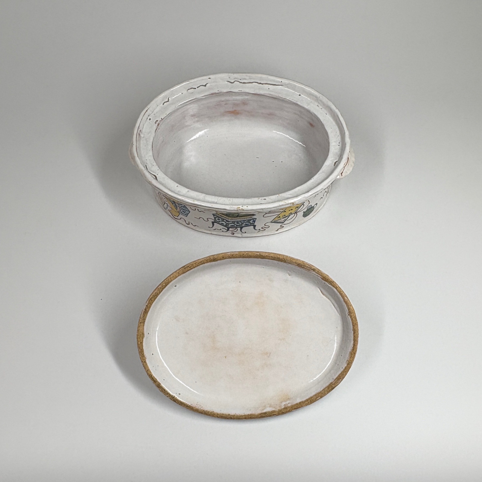 Terrine en faïence de Rouen à décor dit « à l’échantillon », XVIIIe siècle.