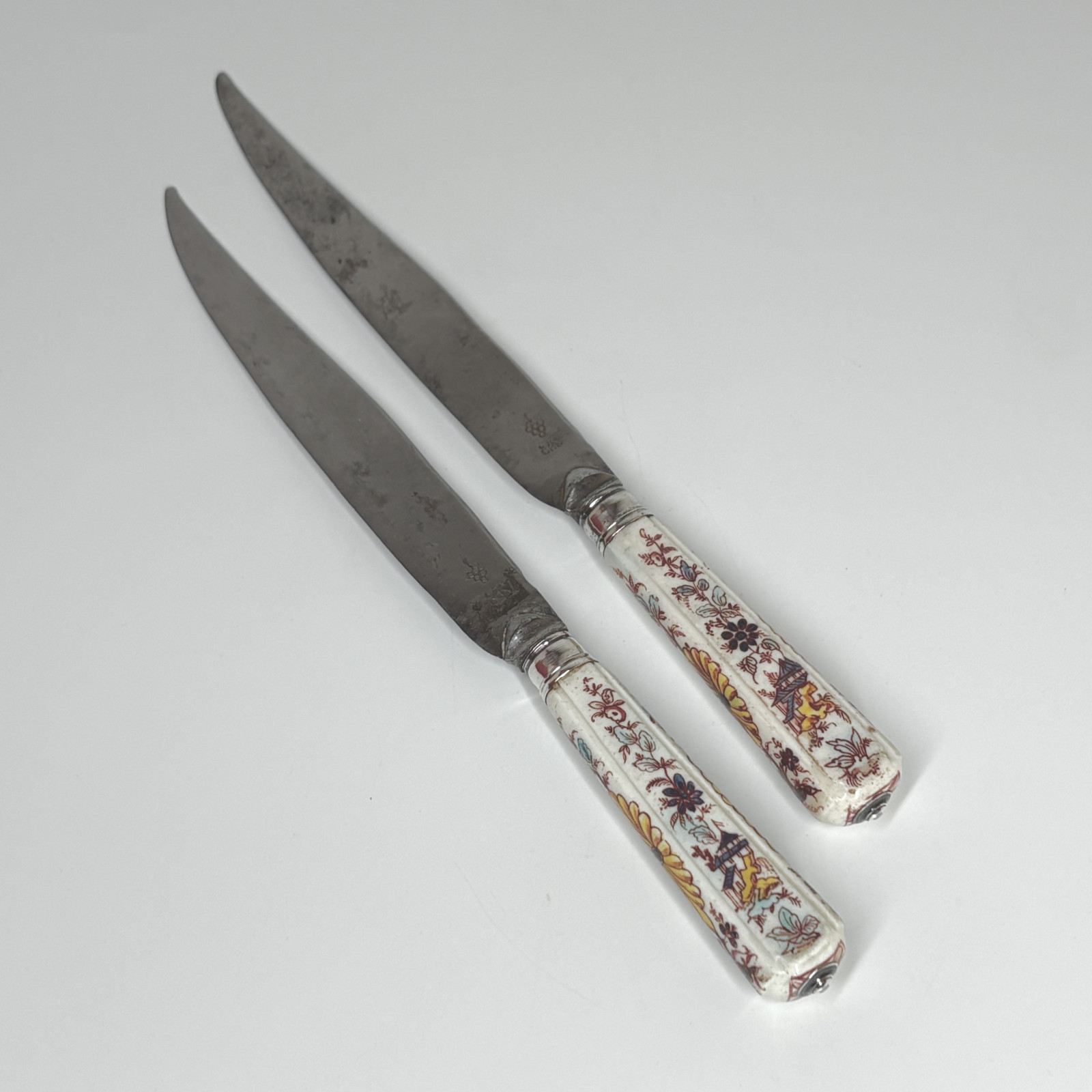 Deux couteaux de Villeroy-Mennecy à décor de pagodes chinoises - XVIIIe siècle