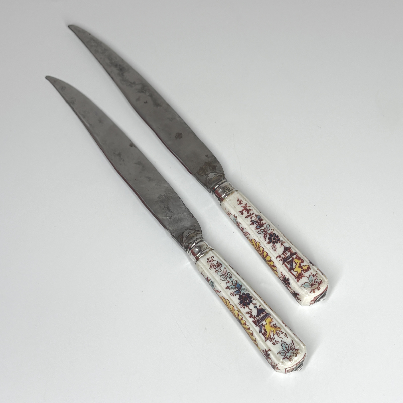Deux couteaux de Villeroy-Mennecy à décor de pagodes chinoises - XVIIIe siècle