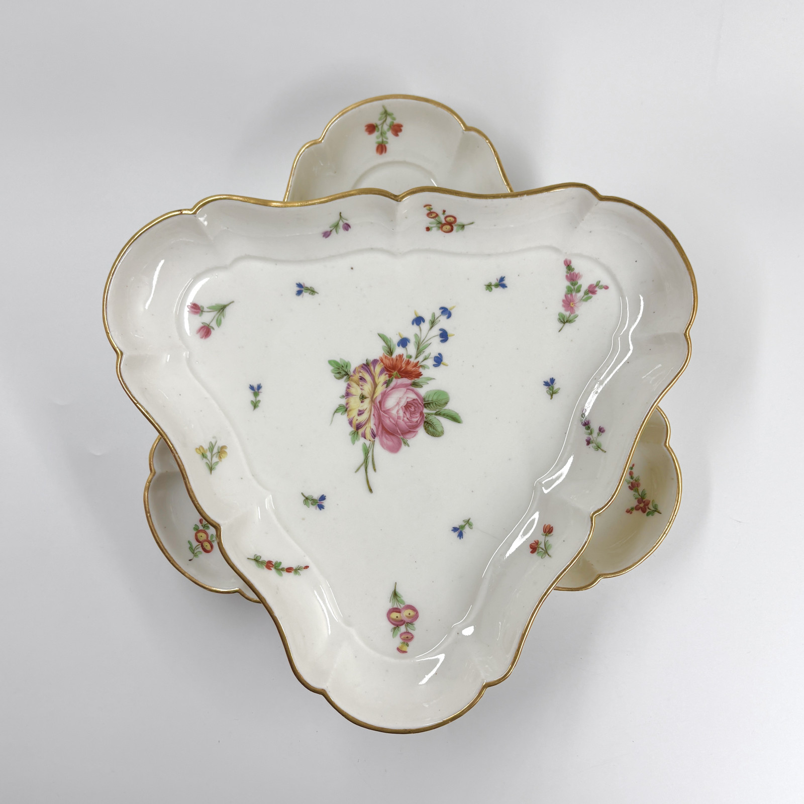 Paire de plats triangulaires en porcelaine de Lille - XVIIIe siècle