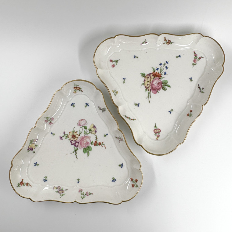 Paire de plats triangulaires en porcelaine de Lille - XVIIIe siècle