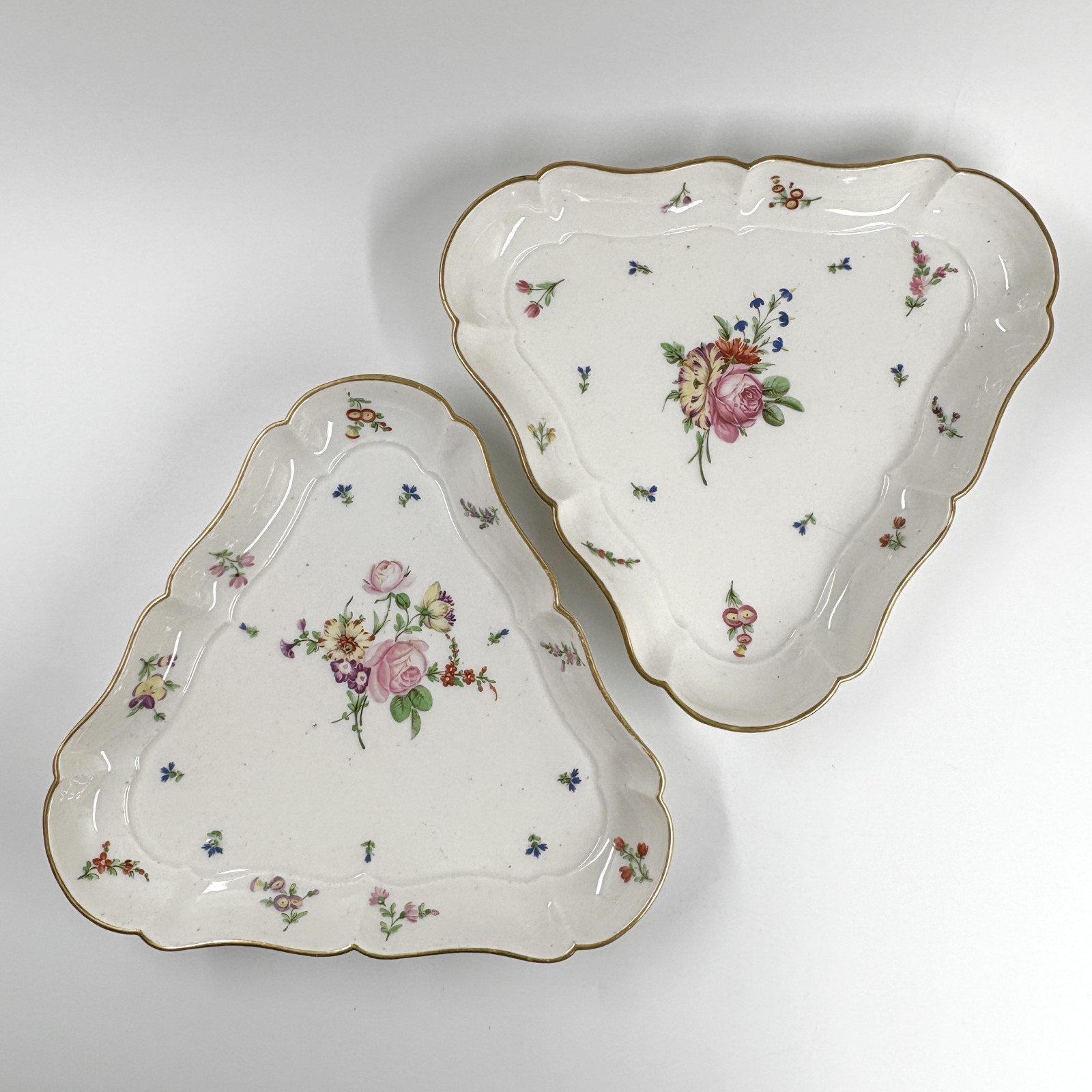 Paire de plats triangulaires en porcelaine de Lille - XVIIIe siècle
