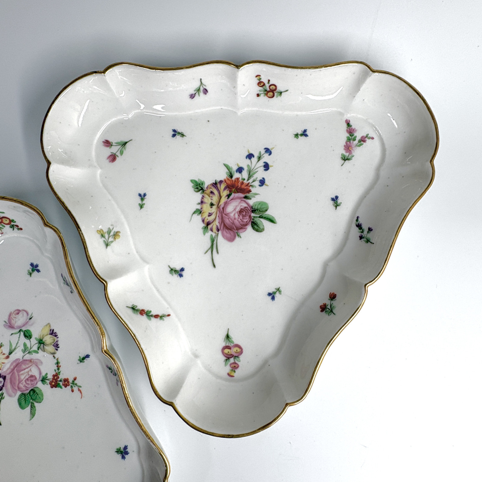 Paire de plats triangulaires en porcelaine de Lille - XVIIIe siècle
