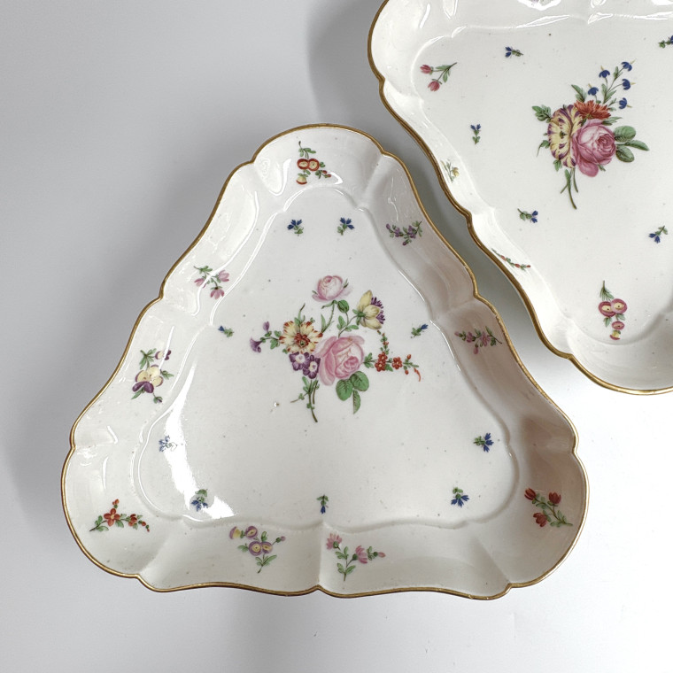 Paire de plats triangulaires en porcelaine de Lille - XVIIIe siècle