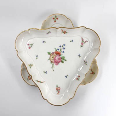 Paire de plats triangulaires en porcelaine de Lille - XVIIIe siècle
