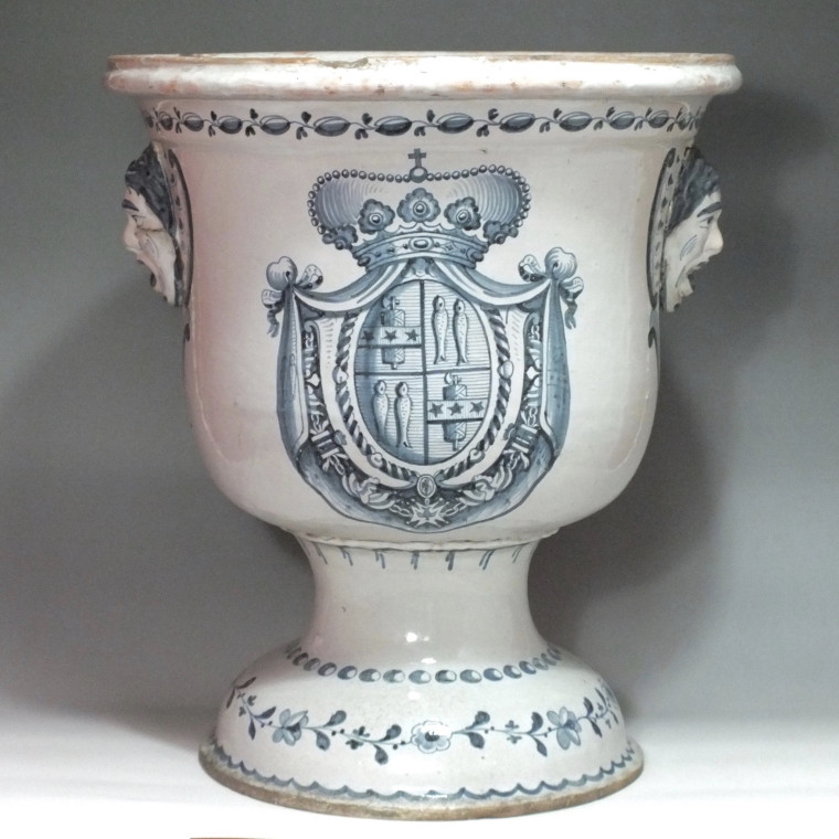Nevers - vase de jardin Médicis aux armes de la famille Mancini Mazarini – Ducs de Nevers - XVIII° siècle