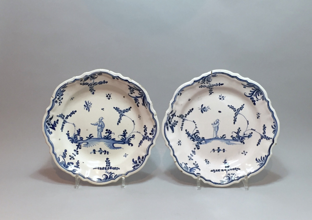 Grenoble - Pair of plates decorated with Chinese - eighteenth century.