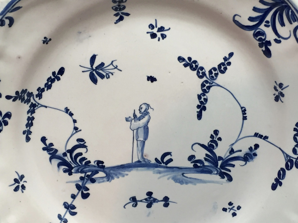 Grenoble - Pair of plates decorated with Chinese - eighteenth century.