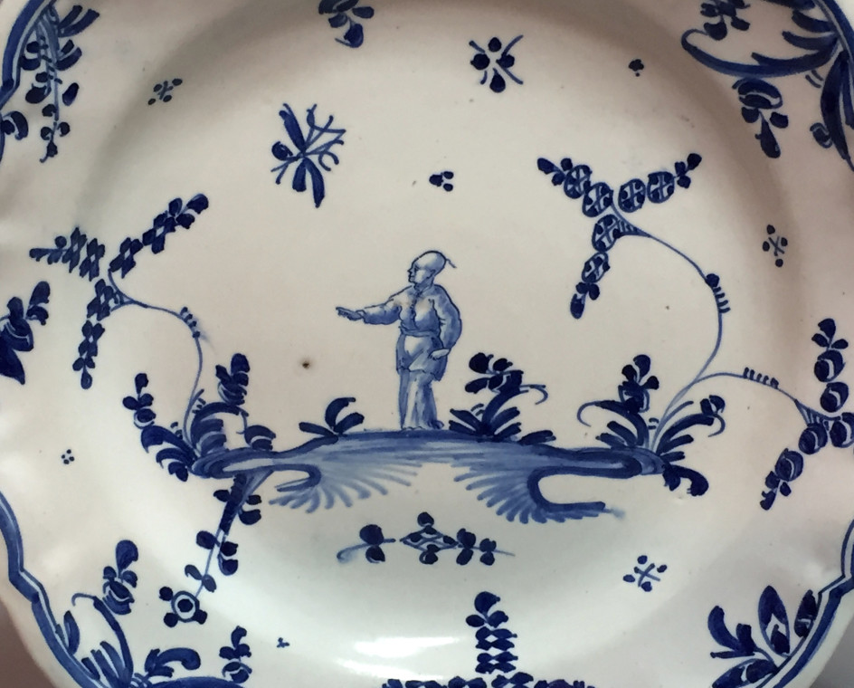 Grenoble - Pair of plates decorated with Chinese - eighteenth century.