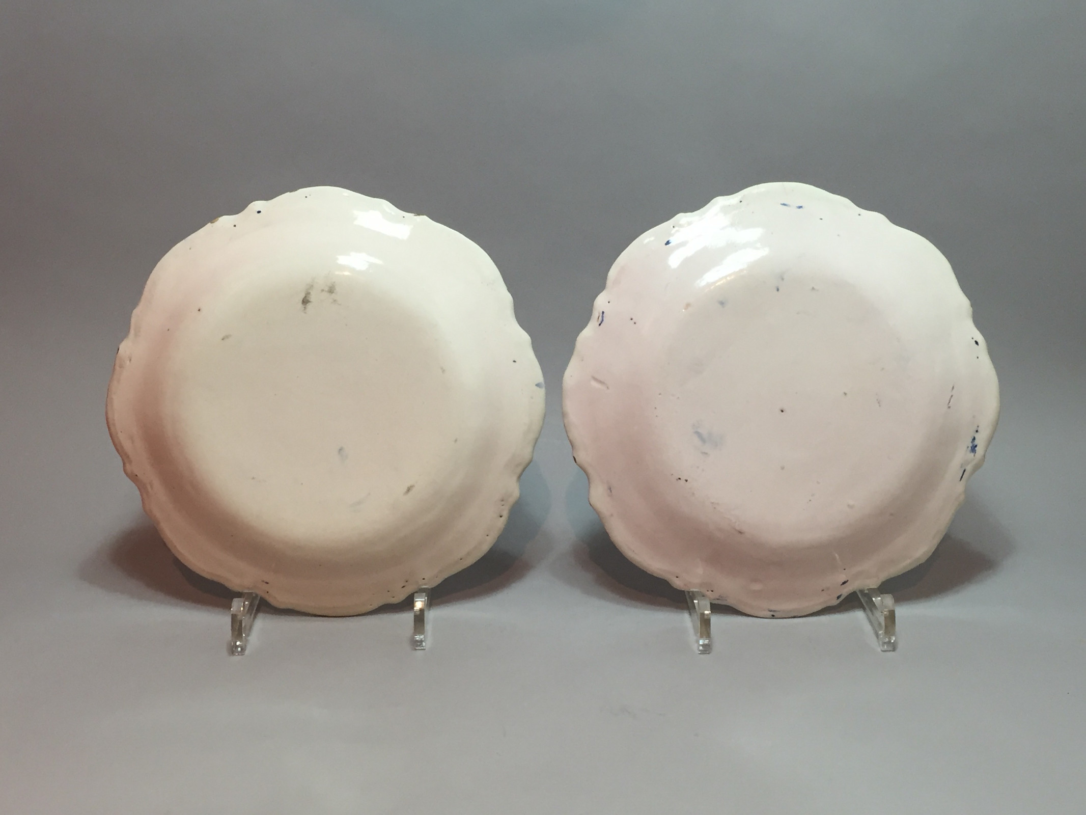 Grenoble - Paire d'assiettes à décor aux Chinois - XVIIIe siècle.