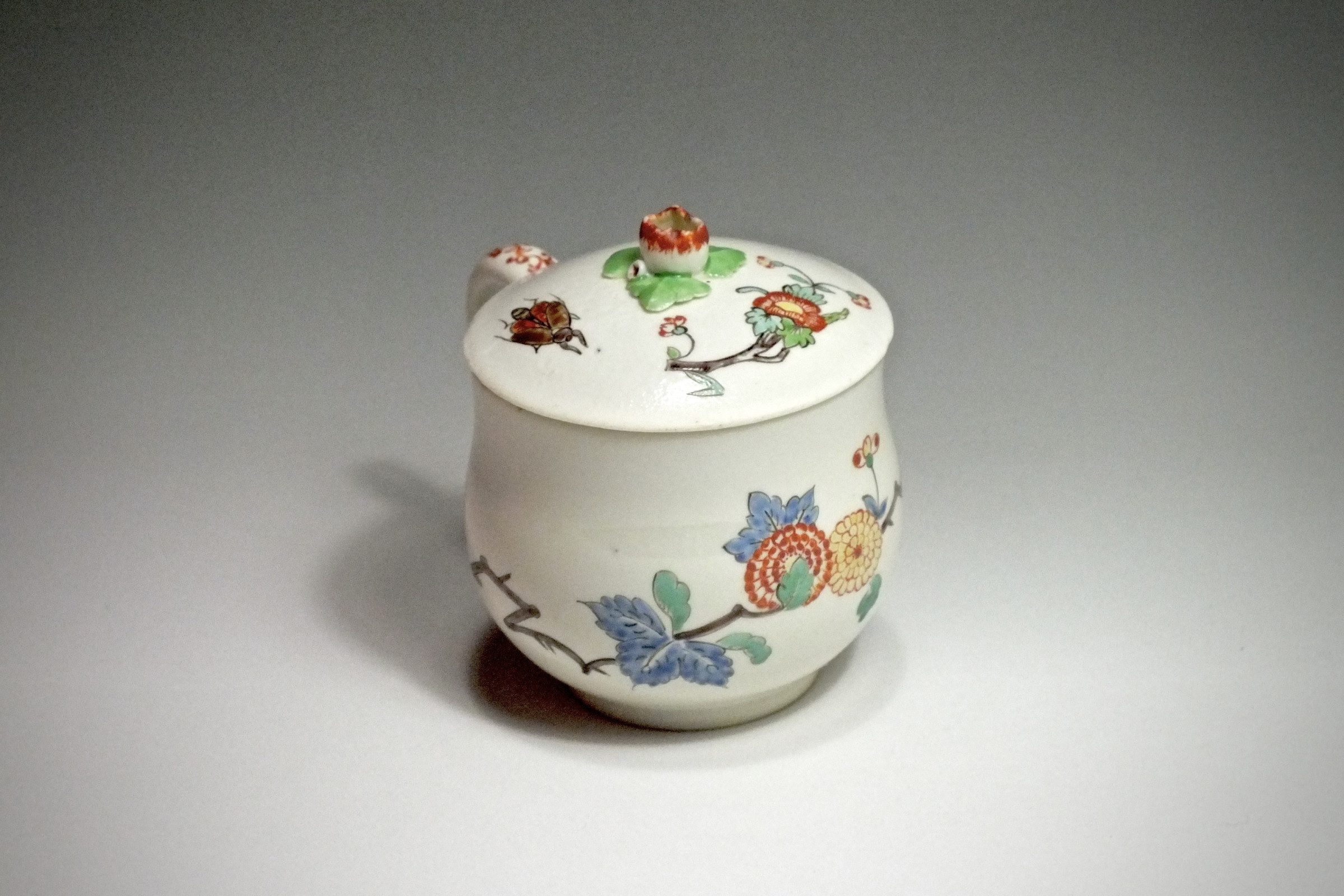 Chantilly - Pot à jus à décor Kakiemon - XVIIIe siècle