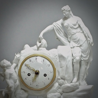 Paris - Pendule en Biscuit blanc - XVIIIe Siècle