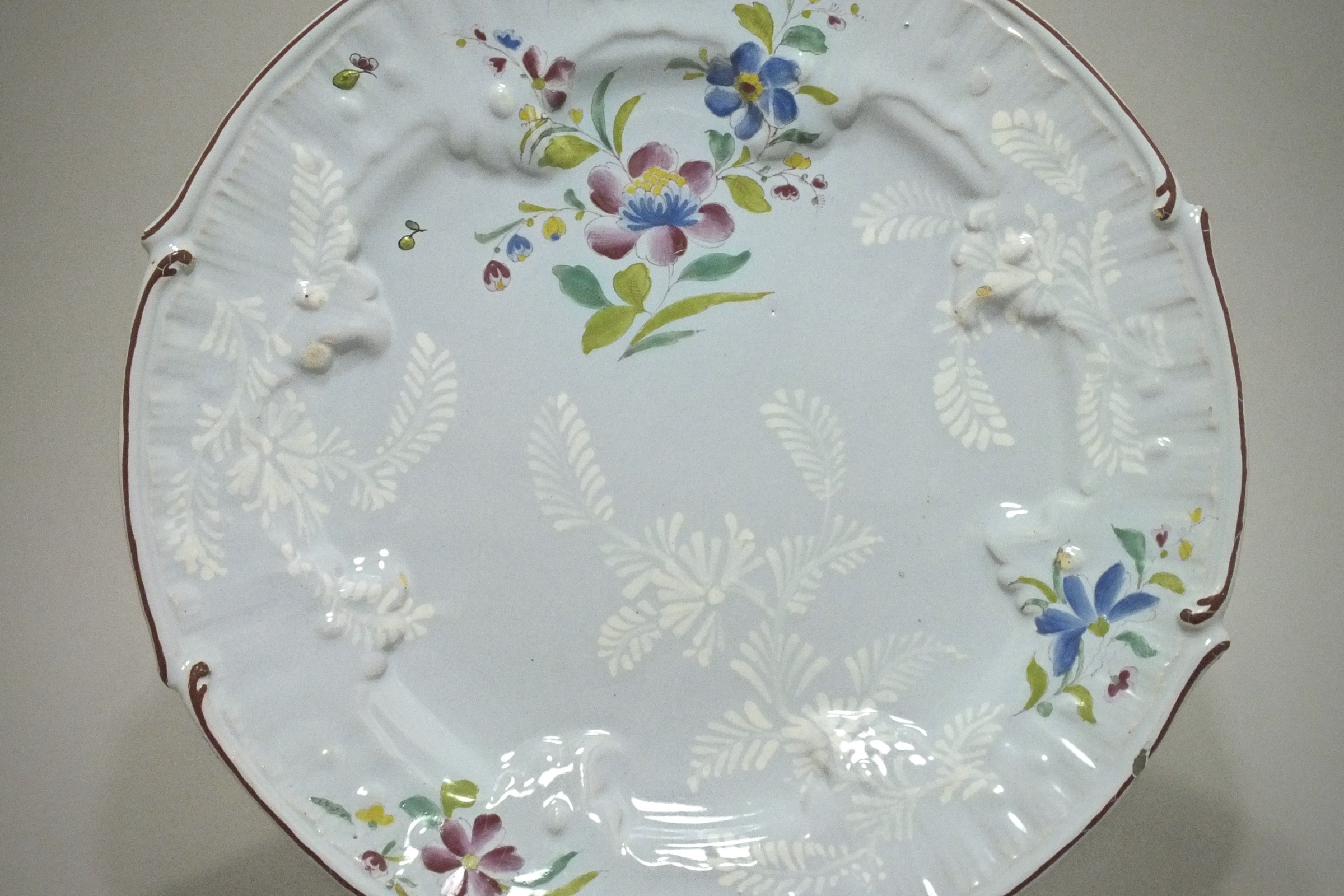 Saint-Amand-les-Eaux - Plat aux fleurs des Indes - XVIIIe Siècle