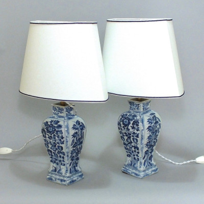Chine - Paire de vases en porcelaine montés en lampe - Époque Kang'xi