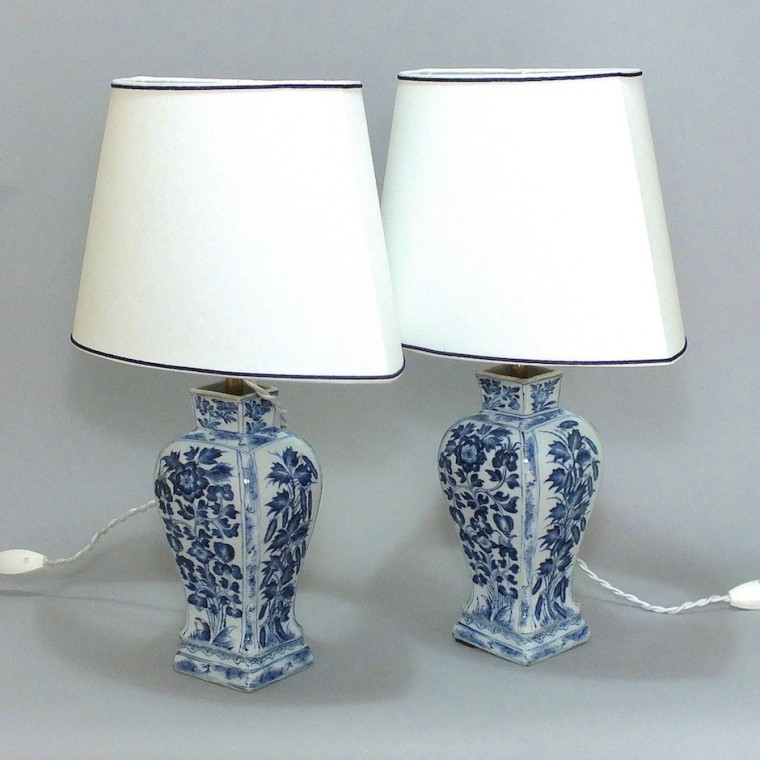 Chine - Paire de vases en porcelaine montés en lampe - Époque Kang'xi